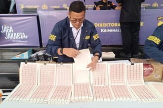 Pakai Mesin Jahit Modifikasi Buat Melubangi : 3,4 Juta Meterai Palsu Disita, 16 Tersangka Diciduk