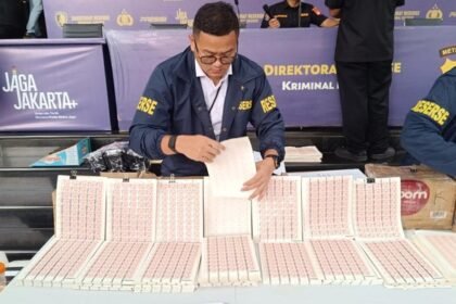 Pakai Mesin Jahit Modifikasi Buat Melubangi : 3,4 Juta Meterai Palsu Disita, 16 Tersangka Diciduk