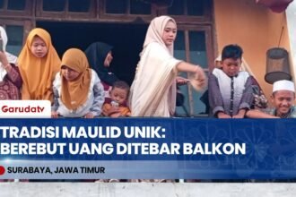Unik! Tradisi Maulid Nabi di Kampung Nelayan Surabaya, Warga Sebar Uang dari Atas Rumah