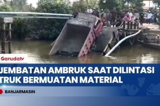 Detik-Detik Jembatan Saka Harang Ambruk Diterjang Truk, Warga Mantuil Terpaksa Naik Perahu