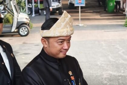 Bukan Sekadar Atraksi, Ini Makna Pembentangan Bendera Presiden oleh 17 Penerjun Kopassus di HUT RI