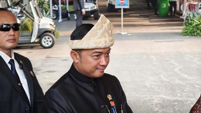 Bukan Sekadar Atraksi, Ini Makna Pembentangan Bendera Presiden oleh 17 Penerjun Kopassus di HUT RI