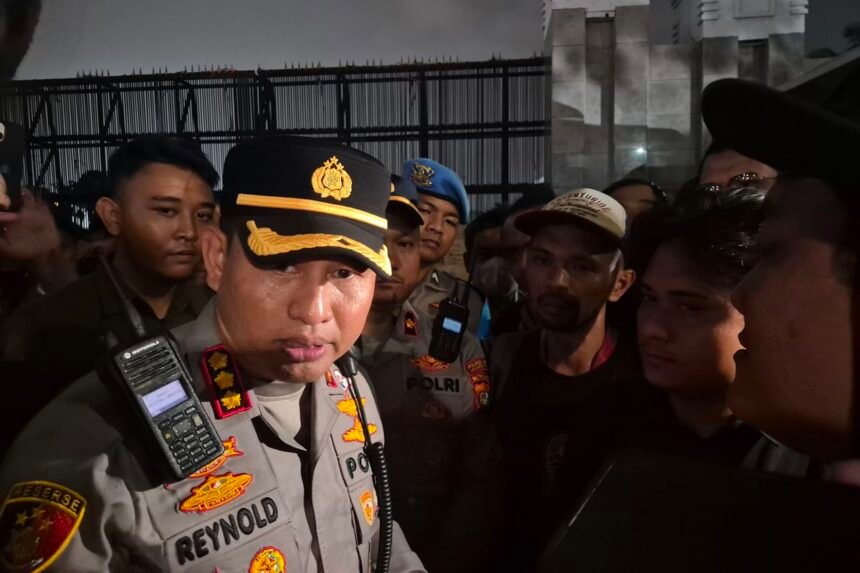 Setelah Kapolres Sabar Bernegosiasi, Massa AMPB Sepakat Geser Logistik Demo ke Trotoar DPR