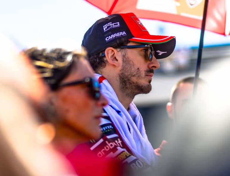Gaya Balap Beda Tipis Berujung Beda Nasib, Pecco Bagnaia Frustrasi di MotoGP Aragon