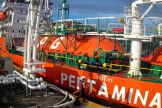 Lagi Distribusi BBM, Tanker Pertamina Putar Arah Selamatkan 17 Korban KMP Mutiara Sentosa 2