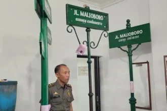 Getok Tarif Foto Berkedok Plang Tiruan Viral! Satpol PP Jogja Sita 7 Plang Fotografer di Malioboro