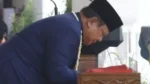 Momen Haru Upacara HUT ke-81 RI Presiden Prabowo Cium Merah Putih di Upacara HUT ke-81 RI