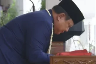Momen Haru Upacara HUT ke-81 RI Presiden Prabowo Cium Merah Putih di Upacara HUT ke-81 RI