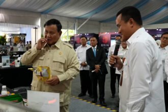 Aksi Presiden Prabowo Uji Inovasi BRIN di Istana: Injak Genteng Hingga Cicip Keripik Ubi Ungu