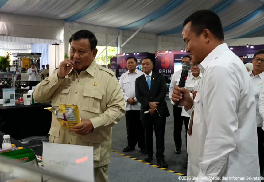 Aksi Presiden Prabowo Uji Inovasi BRIN di Istana: Injak Genteng Hingga Cicip Keripik Ubi Ungu
