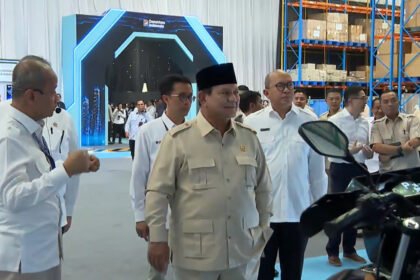 Didampingi Para Menteri Kabinet, Presiden Prabowo Tinjau Kesiapan Motor Listrik Buatan Anak Bangsa