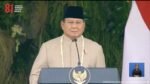 Berbusana Beskap Cokelat Dikalungi Melati, Presiden Prabowo Pimpin Upacara Penurunan Bendera