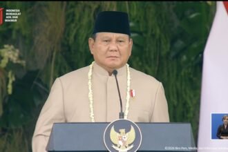 Berbusana Beskap Cokelat Dikalungi Melati, Presiden Prabowo Pimpin Upacara Penurunan Bendera