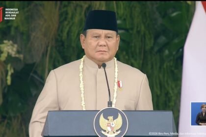 Berbusana Beskap Cokelat Dikalungi Melati, Presiden Prabowo Pimpin Upacara Penurunan Bendera