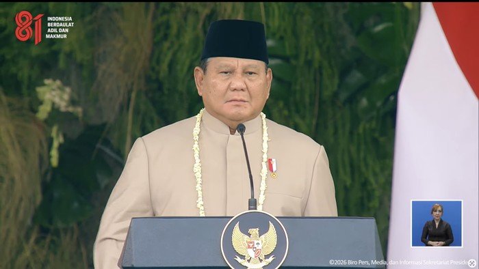 Berbusana Beskap Cokelat Dikalungi Melati, Presiden Prabowo Pimpin Upacara Penurunan Bendera