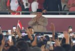 Momen Presiden Prabowo Sapa Warga dari Mobil Maung di Pesta Rakyat HUT ke-81 RI