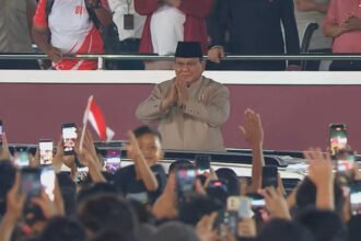Momen Presiden Prabowo Sapa Warga dari Mobil Maung di Pesta Rakyat HUT ke-81 RI
