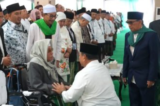 Momen Takzim Presiden Prabowo di Muktamar NU: Sungkem dan Peluk Hangat Kiai Sepuh Nurul Huda Djazuli