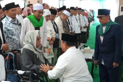Momen Takzim Presiden Prabowo di Muktamar NU: Sungkem dan Peluk Hangat Kiai Sepuh Nurul Huda Djazuli