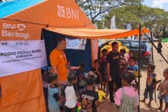 BNI menghadirkan layanan kesehatan, trauma healing, air bersih, tenda, dan bantuan logistik bagi masyarakat terdampak bencana di NTT.