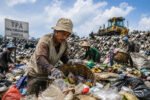 Pekerja memilah sampah sebagai bagian dari upaya pengelolaan material sebelum masuk ke fasilitas pengolahan.