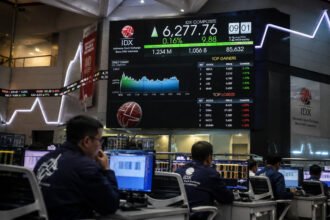 IHSG dibuka menguat 0,16 persen pada perdagangan Rabu, tetapi tekanan eksternal dan aksi jual investor asing masih membayangi pasar saham.