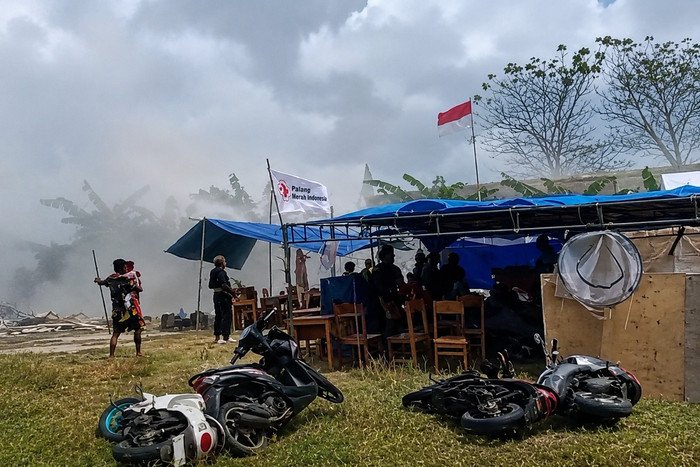 Gempa M5,7 mengguncang Flores, NTT, Kamis pagi, memicu kepanikan warga pengungsian, sementara BMKG memastikan gempa tersebut tidak berpotensi tsunami.