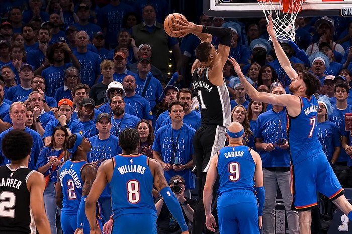 Victor Wembanyama menjadi pusat kekuatan pertahanan Spurs yang berambisi menyalip Thunder sebagai pertahanan terbaik NBA musim 2026-27.
