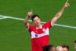 Robert Lewandowski mengawali debut kandangnya bersama Chicago Fire dengan dua gol yang mengantar tim meraih kemenangan penting atas Charlotte FC.
