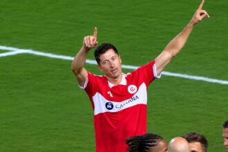 Robert Lewandowski mengawali debut kandangnya bersama Chicago Fire dengan dua gol yang mengantar tim meraih kemenangan penting atas Charlotte FC.