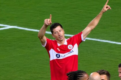 Robert Lewandowski mengawali debut kandangnya bersama Chicago Fire dengan dua gol yang mengantar tim meraih kemenangan penting atas Charlotte FC.