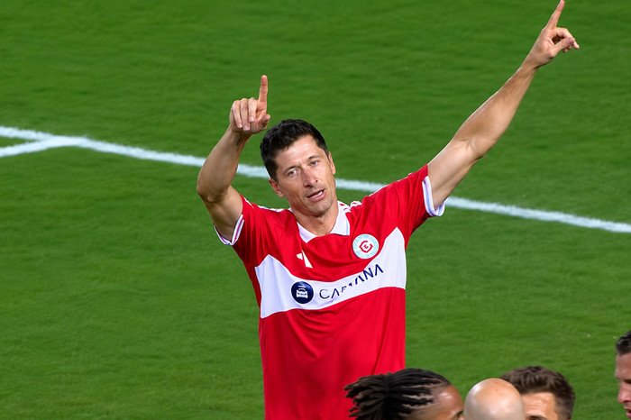 Robert Lewandowski mengawali debut kandangnya bersama Chicago Fire dengan dua gol yang mengantar tim meraih kemenangan penting atas Charlotte FC.