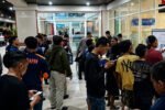 Keluarga penumpang KM Mutiara Sentosa 2 memenuhi Pelabuhan Tanjung Perak, Surabaya, demi memperoleh kepastian kondisi kerabat yang menjadi korban kebakaran kapal di perairan utara Sumenep.