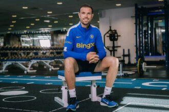 Jordan Henderson resmi bergabung dengan Chelsea setelah menerima kontrak dua tahun, sementara Xabi Alonso menjadi sosok penting di balik keputusan sang gelandang veteran.