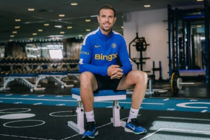 Jordan Henderson resmi bergabung dengan Chelsea setelah menerima kontrak dua tahun, sementara Xabi Alonso menjadi sosok penting di balik keputusan sang gelandang veteran.