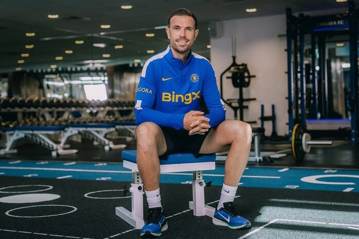 Jordan Henderson resmi bergabung dengan Chelsea setelah menerima kontrak dua tahun, sementara Xabi Alonso menjadi sosok penting di balik keputusan sang gelandang veteran.