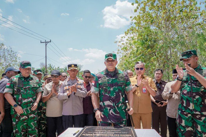 Sang Jenderal 'Petarung' Resmikan 8 Jembatan di Pulau Buru, Akses Warga Kini Makin Terbuka 2 Sang Jenderal 'Petarung' Resmikan 8 Jembatan di Pulau Buru, Akses Warga Kini Makin Terbuka