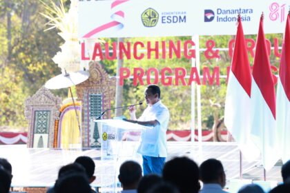 Menteri ESDM Bahlil Lahadalia menyebut 12,6 GW listrik Indonesia masih menggunakan solar sehingga pemerintah mempercepat program PLTS 100 GWp untuk menekan konsumsi BBM.