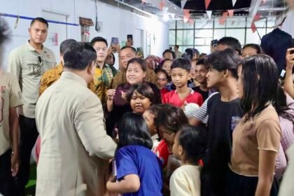 Prabowo Subianto mengunjungi warga di hunian baru kawasan Senen, Jakarta, Jumat (28/8/2026) malam.