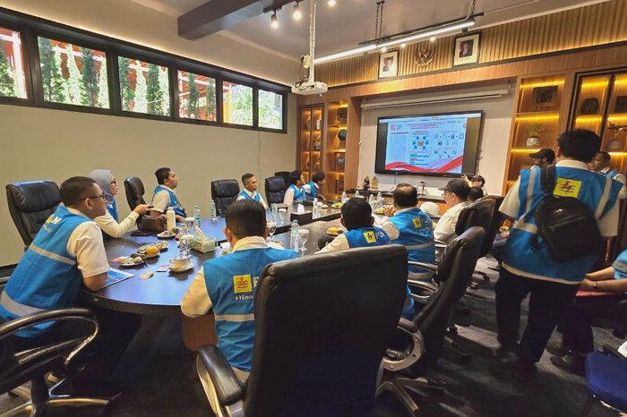 Dirut PLN Tinjau Langsung Keandalan Listrik Peringatan HUT ke-81 RI 4 Dirut PLN Tinjau Langsung Keandalan Listrik Peringatan HUT ke-81 RI