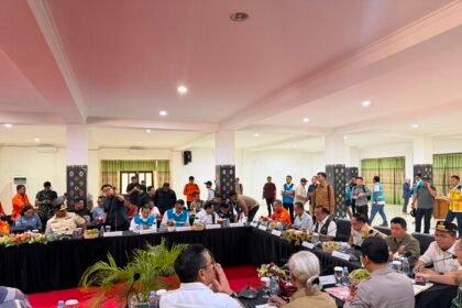 Direktur Utama PLN, Darmawan Prasodjo saat menghadiri Rakor Penanganan Gempa wilayah Nusa Tenggara Timur di Labuan Bajo pada Minggu (16/8).