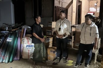 PNM Peduli mendampingi nasabah Mekaar dan warga Desa Adat Sade, Lombok Tengah, setelah kebakaran menghancurkan rumah serta usaha kerajinan.