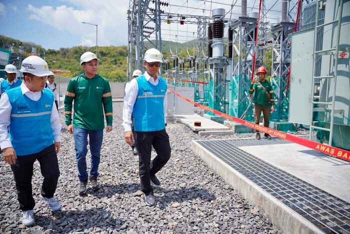 PLN mengerahkan petugas dan peralatan untuk memulihkan jaringan listrik Flores setelah gempa M7,7 melanda NTT.