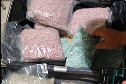 Bea Cukai Soekarno-Hatta menangkap tiga perempuan warga Malaysia yang diduga menyelundupkan kokain, MDMA, dan ketamin melalui Bandara Soetta dengan berbagai modus penyembunyian.