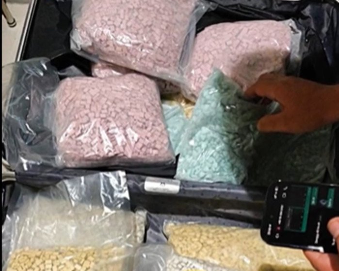 Bea Cukai Soekarno-Hatta menangkap tiga perempuan warga Malaysia yang diduga menyelundupkan kokain, MDMA, dan ketamin melalui Bandara Soetta dengan berbagai modus penyembunyian.