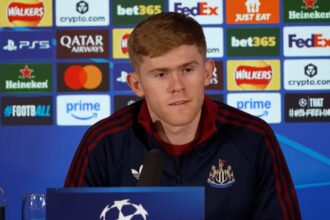 Manchester United dikabarkan harus menyiapkan dana sekitar Rp1,55 triliun jika ingin membuka peluang merekrut Lewis Hall dari Newcastle United.