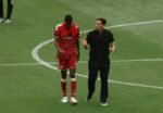 Andoni Iraola berdiskusi dengan Alexander Isak dan Florian Wirtz saat Liverpool menghadapi AS Monaco dalam laga pramusim.