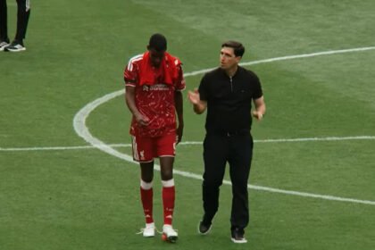 Andoni Iraola berdiskusi dengan Alexander Isak dan Florian Wirtz saat Liverpool menghadapi AS Monaco dalam laga pramusim.