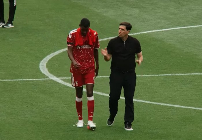 Andoni Iraola berdiskusi dengan Alexander Isak dan Florian Wirtz saat Liverpool menghadapi AS Monaco dalam laga pramusim.