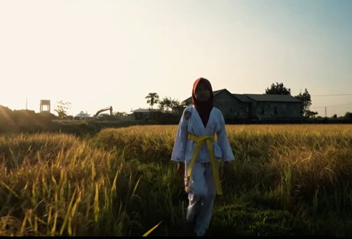 Sempat Jual Kacang, Citra Kini Bersinar dan Juara Karate di Sekolah Rakyat 2 Kisah Citra Nur Ramadhani, anak dari keluarga sederhana yang sempat berjualan kacang, kini berprestasi di Sekolah Rakyat dan meraih juara dua karate. (Foto: Ist)